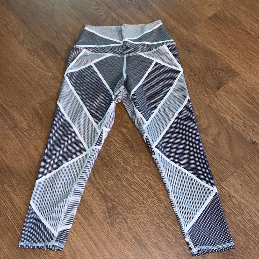 High waisted, seamless waistband, black & white crop leggings.
